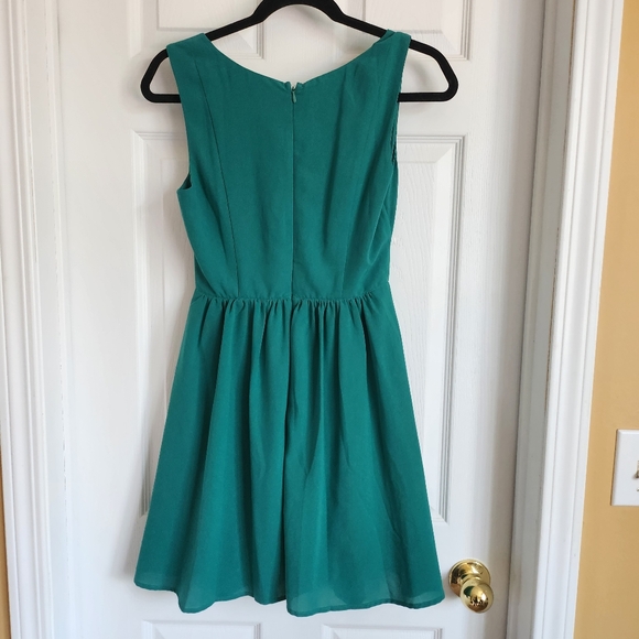 Forever 21 criss cross waist green dress in size small - Picture 3 of 3